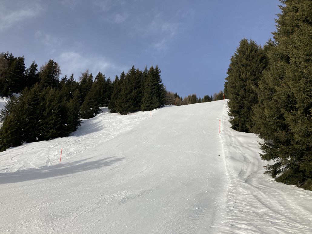 43. Auf diese Piste habe ich mich gefreut. Letztes Jahr war diese nie geöffnet. Für eine rote Abfahrt ist sie steil, vor allem dieser Hang weist eine gute Steigung auf.