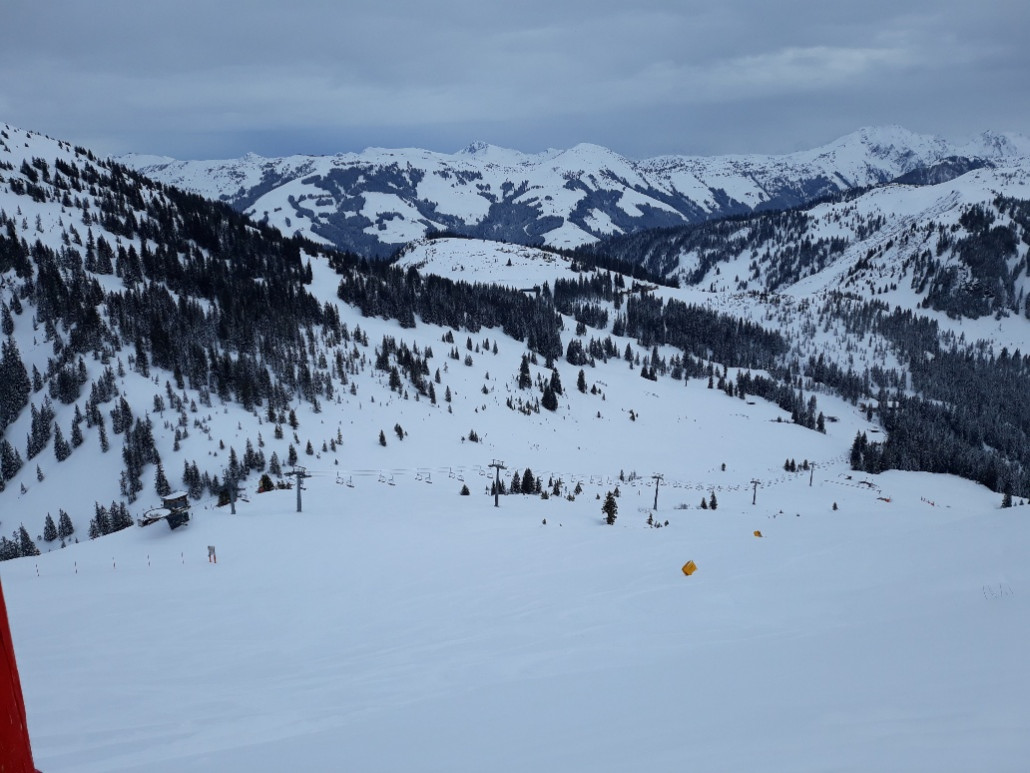 Blick Richtung Windauberg und Gampenkogel. Da werden sich die Lifte diese Saison wohl nicht mehr drehen ...