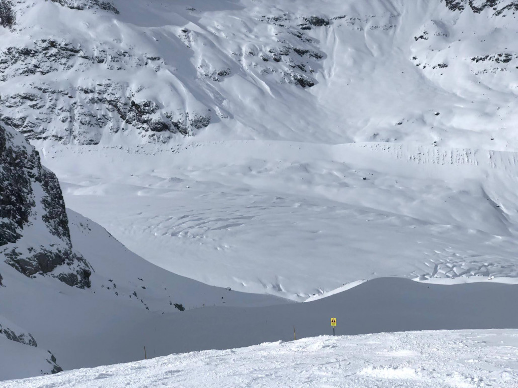 Landschaftlich ist's auf dem Gletscher wunderbar. Man sieht Moränen...