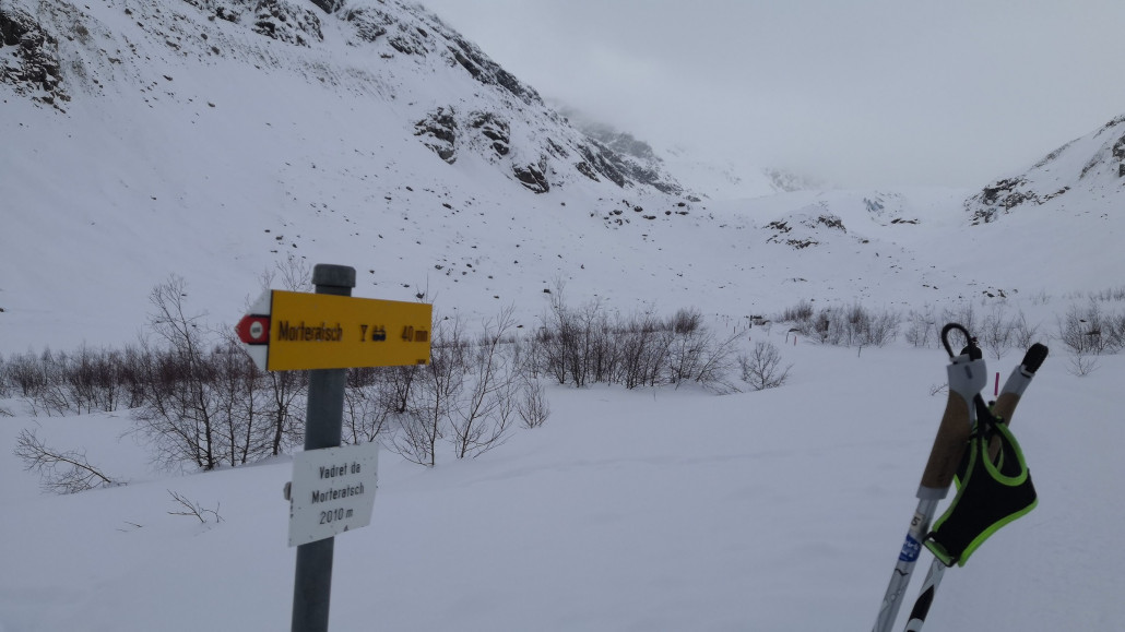 Hier endete einst der Gletscher vor rund 20 Jahren. Heute endet er weiter hinten, ungefähr dort, wo die Büsche aufhören. Im Hintergrund das steilste Stück der Gletscherpiste. Das Foto habe ich tags zuvor auf den Langlaufskiern aufgenommen.