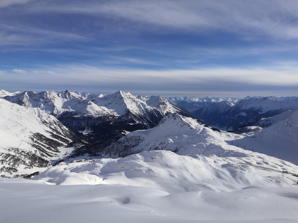 Von der Lagalb (2900m) hat man einen herrlichen Tiefblick aufs 2000 Meter tiefere Poschiavo und nach Italien.