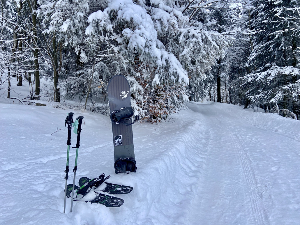 Mein Setup aus TUBBS Schneeschuhen, Teleskop-Stöcken sowie dazu ein passender Touren-Rucksack von evoc