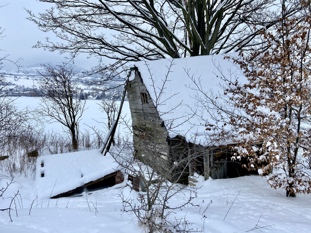 Vorne eine selbstgebaute "Skihütte" - leider keine Bewirtung auf der Terrasse :D - dahinter der Blick zum Pöhlberg