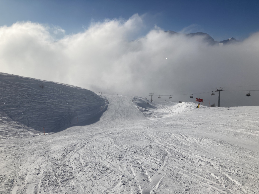 20b. Hier erwischten wir zufälligerweise eine sehr leere Phase. Eine Nebelbank hielt sich relativ hartnäckig in einer Höhe von ungefähr 2000m.ü.M.