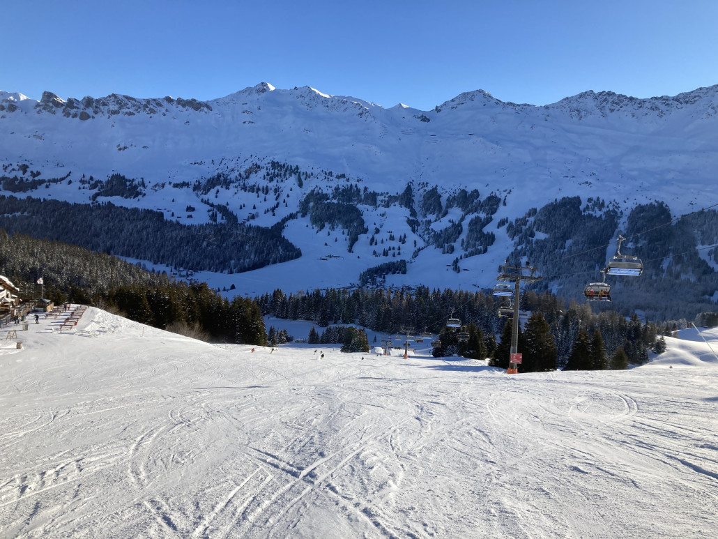 Noch leere Pistenfläche im Stätzsektor. Am Stätzerhornsessel betrug die Wartezeit wenige Minuten.