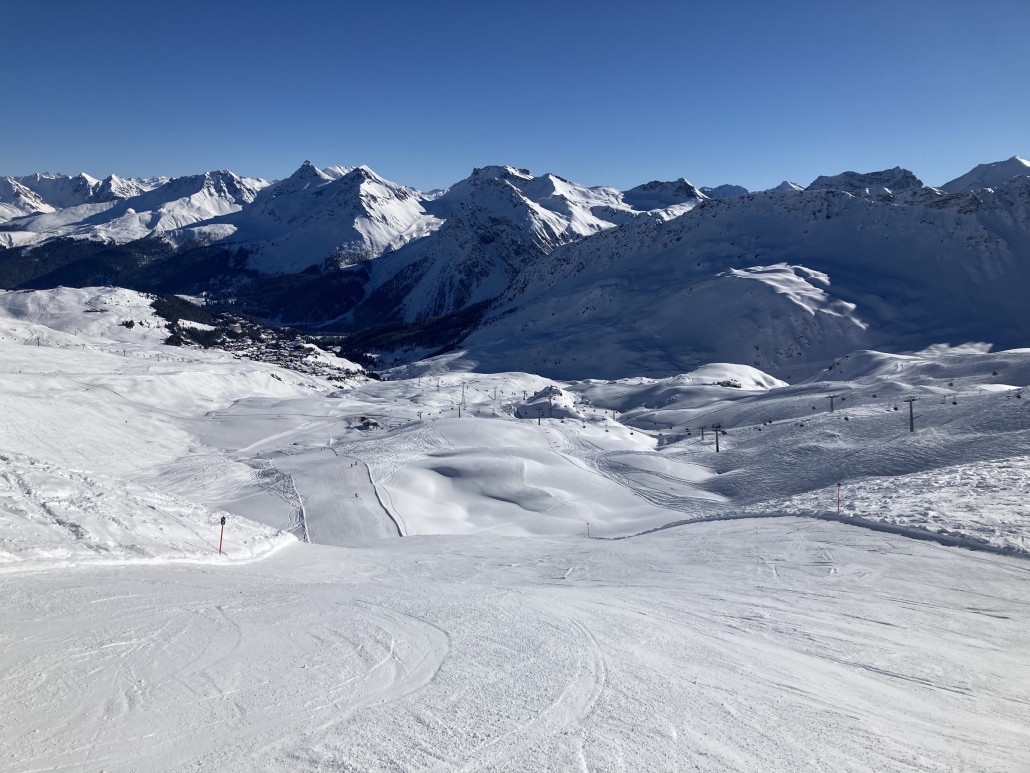 Die Schwarze 4 am Hörnli fuhr ich heute das erste Mal diese Saison. Eine spassige Piste, schön coupiert, mit einem guten Steilhang und generell gutem Schnee. Dazu fast keine Leute.