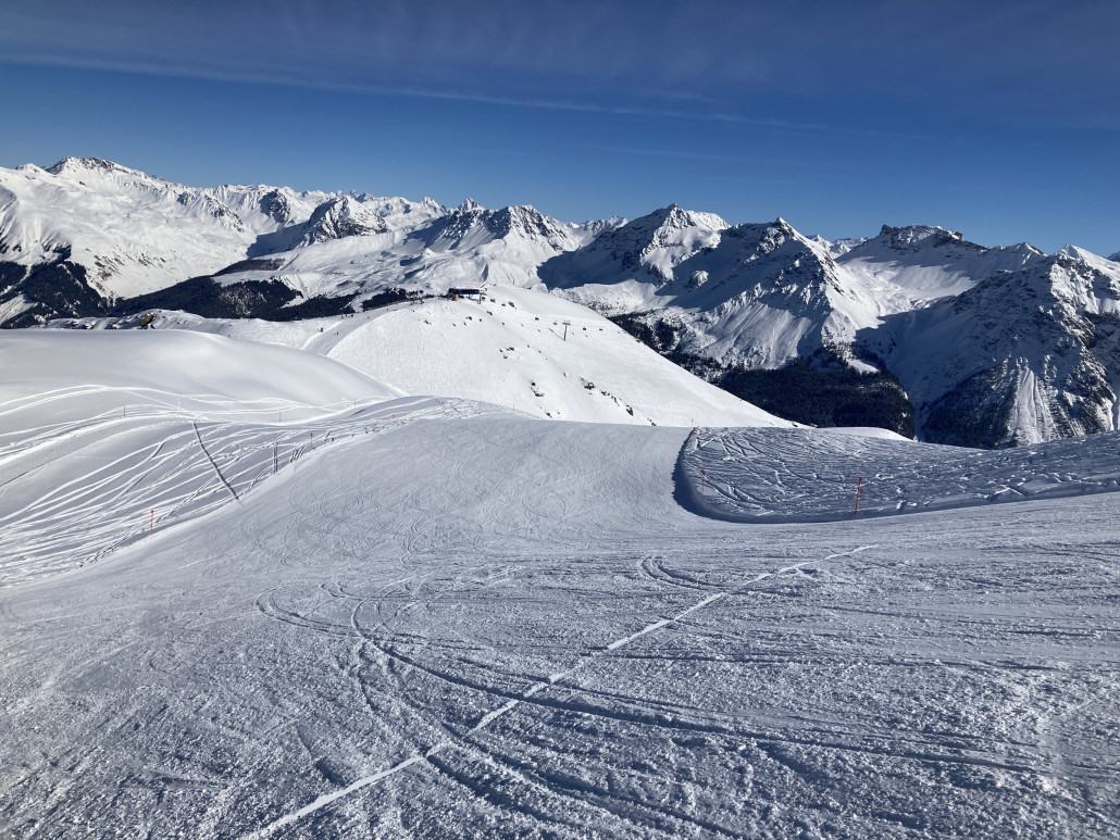 10. Auf dieser Piste holte ich mir vor zwei Jahren eine üble Hirnerschütterung. Heute kam ich zum Glück ohne Sturz runter. Die Piste lohnt sich meiner Meinung nach jedes Mal, im Vergleich zur Sesselbahn Brüggerhorn hat man ab dem Weisshorn zusätzlich einige schöne Hänge. Zudem hat es durch die Pendelbahn auf dem obersten Abschnitt stets wenig Leute.