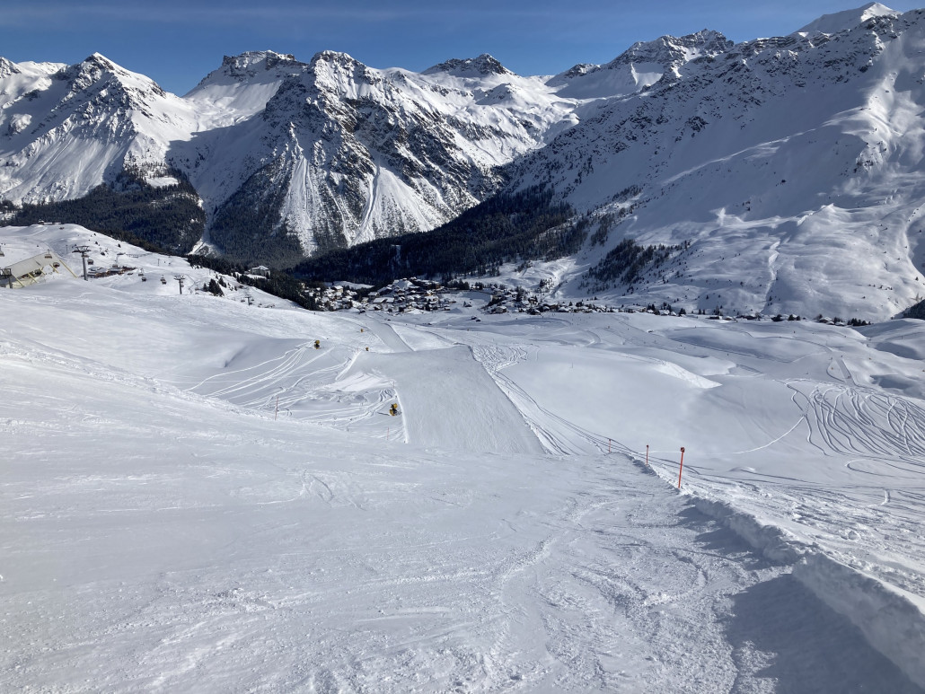Die Hauptpiste an der Sesselbahn Carmenna sagt mir bis zur Mittelstation nicht sonderlich zu. Zwar ist der erste Steilhang nett, aber ich werde mit der Piste nicht warm: Schräg abfallend, eher schmal und oft voll. Unterhalb der Mittelstation gefällt es mir deutlich besser. Sobald man die Hauptpiste verlässt, hat es schlagartig weniger Leute. Hier zu sehen ist die Variante, welche kurz oberhalb der Mittelstation rechts abzweigt bzw. gerade aus nach unten führt.