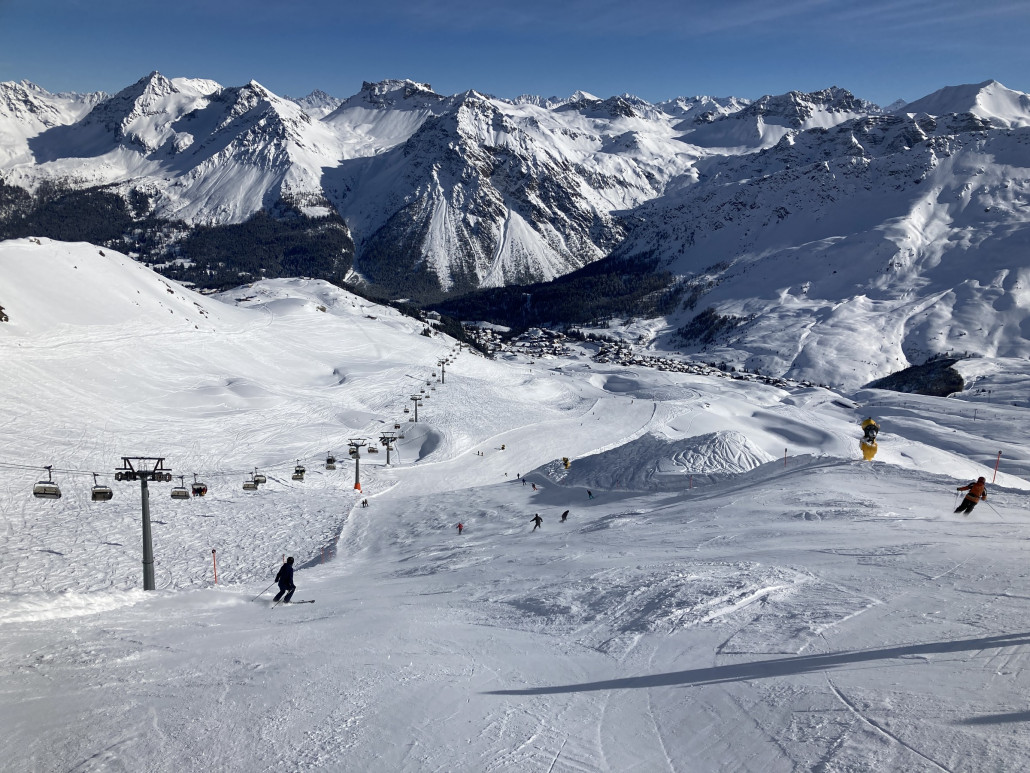 Steilhang der 9. Im oberen Bereich ist die Piste schwarz, nach dem Steilhang rot. Diese "Logik" erschliesst sich mir nicht. Meinem Verständnis nach ist eine Piste schwarz oder rot, nicht?