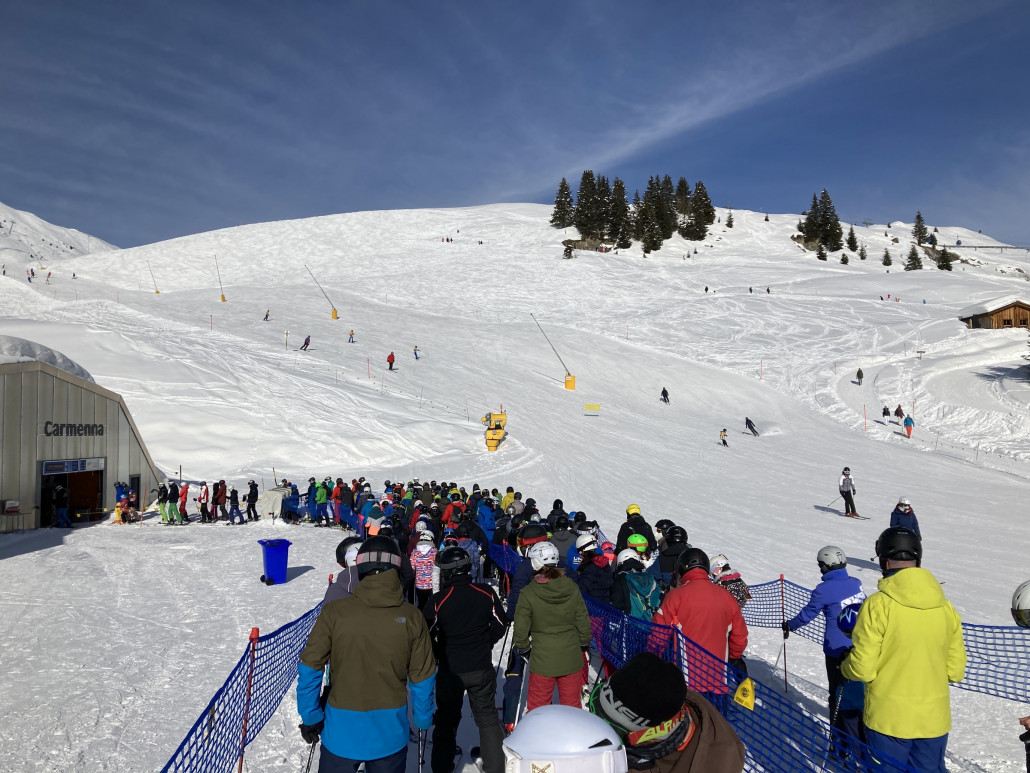 Am Carmenna mussten wir heute am längsten anstehen. Ich habe nicht auf die Uhr geschaut, dürften knapp zehn Minuten gewesen sein. Auf dem Bild sieht die Warteschlange dicht gedrängt aus. Dies täuscht jedoch. Der Abstand nach vorne und hinten war absolut ausreichend, meistens deutlich mehr als zwei Meter. Auch auf die Seite war es meinem Empfinden nach ausreichend.