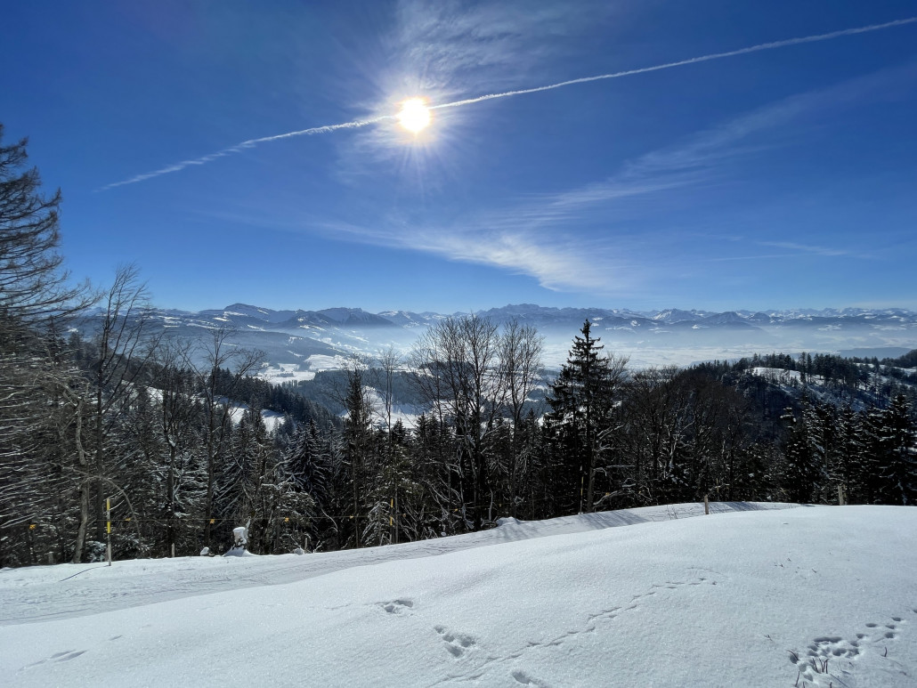 Blick hinunter zum Rickenpass, der Skilift in Ricken scheint auch in Betrieb!