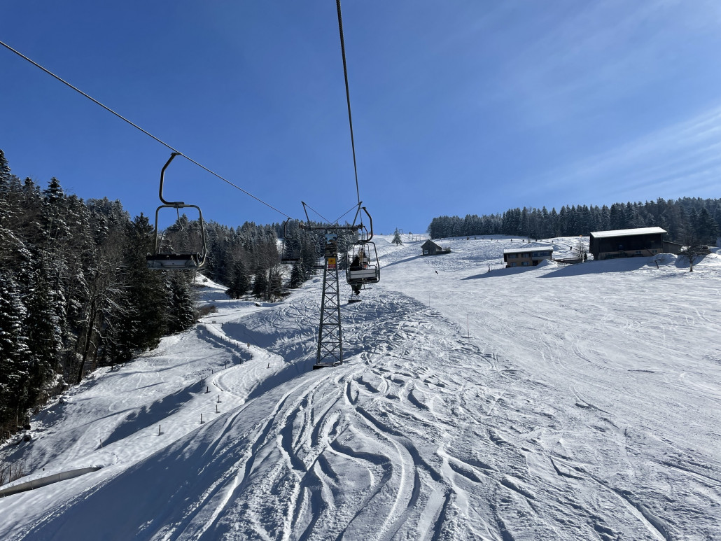 Bergfahrt mit dem Sessellift Atzmännig und Blick auf die Piste Kohlrüti