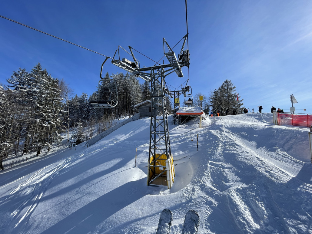 Kurz vor der Bergstation. Der Lift wurde von BMF modernisiert, die Fussrasterlänge scheint trotzdem auf einer Normgrösse der 1960er Jahre zu beruhen.