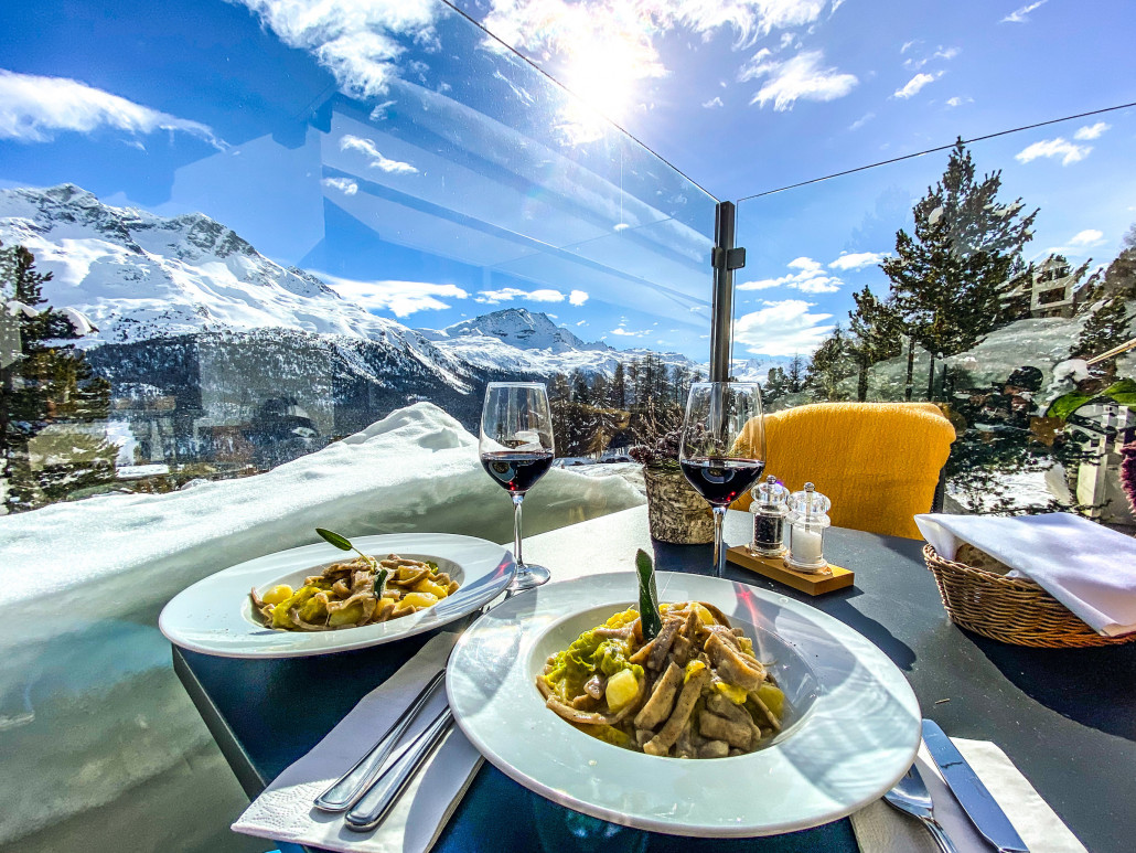 Pizzoccheri Valtellina mit einem Einerli Tre Bone und einem wunderbaren Blick auf den Corvatsch