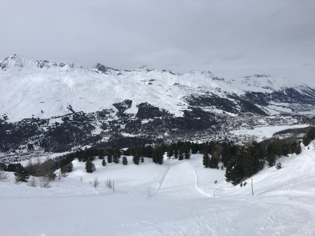 Hahnenseepiste (heute viel gäbiger als letztes Mal) mit Blick zu unserem Hotel am Gegenhang