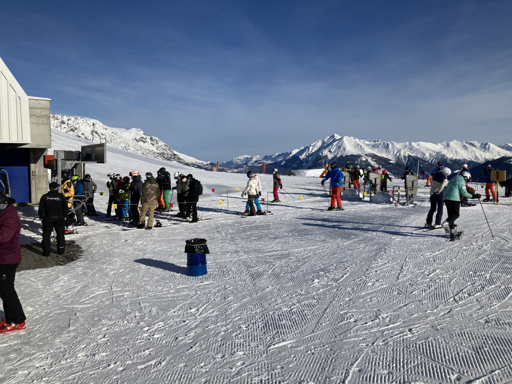 Guter Start: Kurz vor 10 Uhr keine wirkliche Wartezeit an einer Hauptbeschäftigungsanlage. Zwischendurch standen aber die Leute bis zu den Drehkreuzen.
