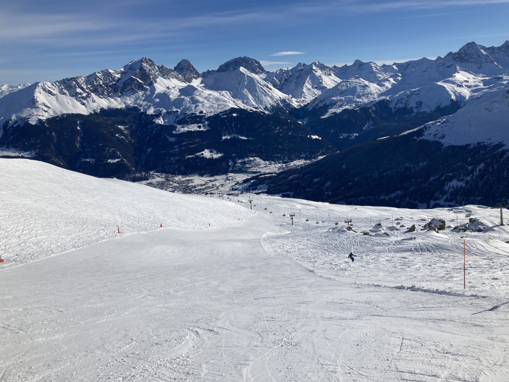 Die Hauptpiste am Sechser gefiel mir im obersten Abschnitt sehr gut. Der hier zu sehende Hang ist toll. Unten hat es aber viel Quererei dabei. Und: Wenig los!