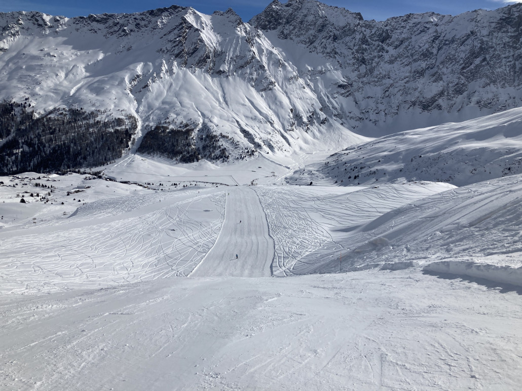 15. Hier sind die Absätze der Pistenfahrzeugspuren gut zu sehen.