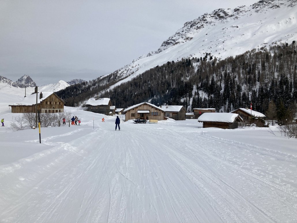 Zum Schluss fuhren wir über die 13 von Radons nach Tigignas. Obwohl die Piste sehr flach ist, machte sie mir Spass. Wegen fehlender Streckenkenntnis musste ich zweimal aus der hinteren Bindung. Ich denke aber, dass es nächstes Mal ohne Abschnallen gehen würde.