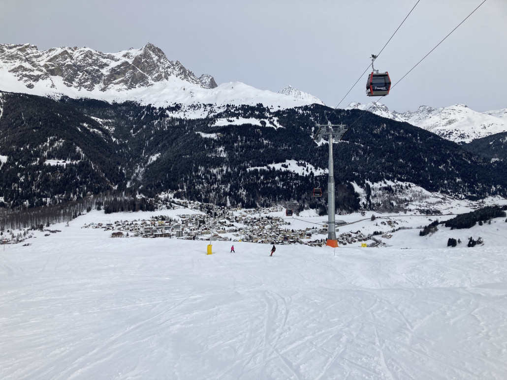 1. Talabfahrt. Savognin hatte ja anscheinend die erste künstlich beschneite Piste der Schweiz. So viel ich weiss, war es die Piste, welche hier zu sehen ist. Ich frage mich aber, ob es noch immer diese erste Beschneiungsanlage aus den 80igern ist. Es wäre mir sonst ein Rätsel, wie man eine durchgängig so eisige Piste mit modernen Anlagen hinkriegen würde ;-)
