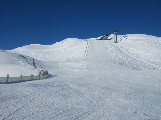 Piste "Gipfelbahn - Steinkar" (links) und Piste "Gipfelbahn - Hochalm" (rechts), im Hintergrund die Bergstation der 8-MGD Gipfel (2.174 m)