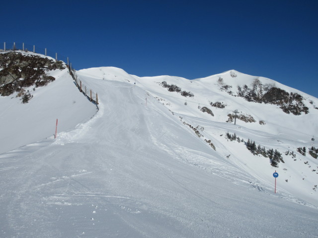 Piste "Gipfelbahn - Steinkar", im Hintergrund die 8-MGD Gipfel