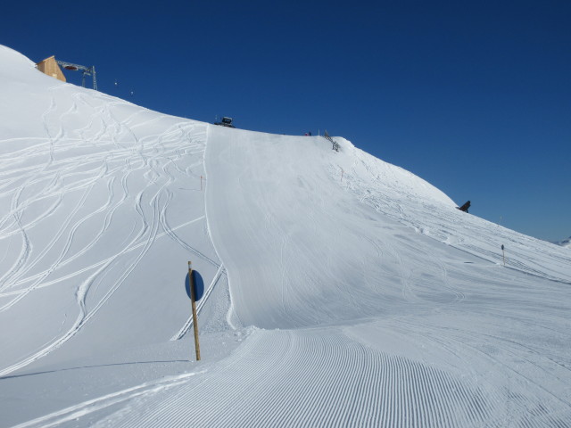 Muldenabfahrt, im Hintergrund die Bergstation des 2-SL Grat