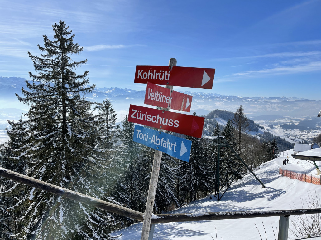 Kultige Pistenschilder bei der Sesselliftbergstation