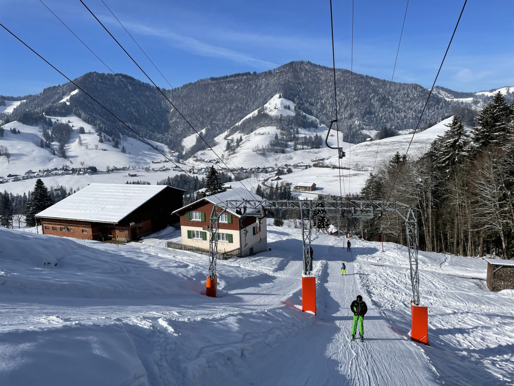 Solche Doppellifte mit dem leichten WSO-Stützentyp gabs nur wenige, aber im Gegensatz zu den grossen schweren Liften haben bisher meines Wissens alle überlebt.