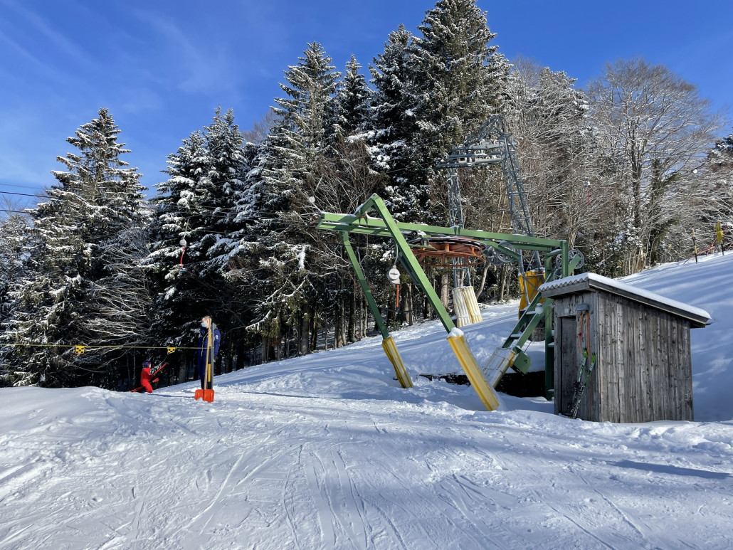 Bei beiden Liften ist der Ausstieg direkt bei der Umlenkstation, wobei man beim rechten sicher von einem Totpunktausstieg reden kann.