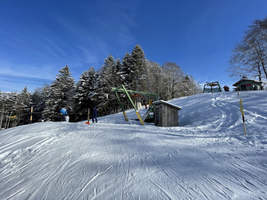 Letzteres überfordert den heutigen Skifahren, so dass es hier jetzt immer einen Mitarbeiter gibt, der den Leuten beim Abbügeln hilft!