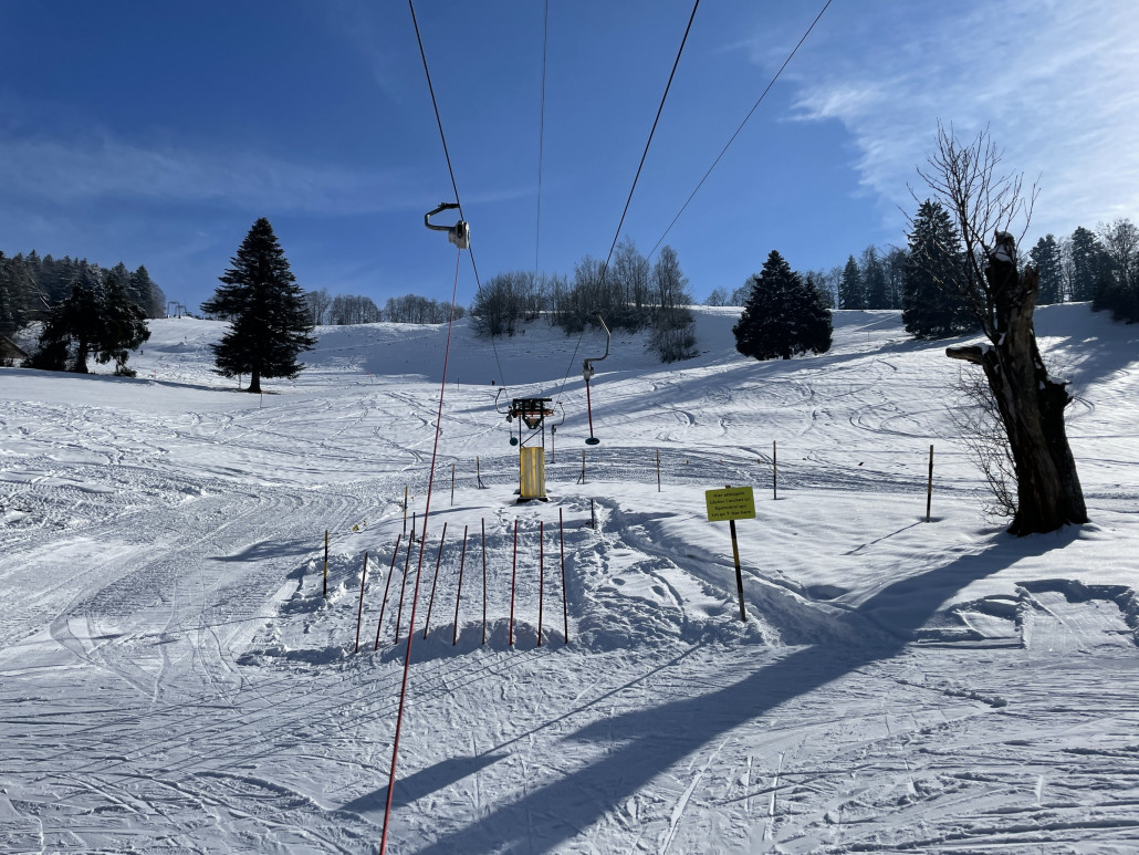Ausstieg Übungslift. Die Stationen sind einmal mehr von WSO, die Masten hingegen sehen irgendwie nach Eigenbau aus... das neuste am<br />Lift sind wohl die Einzugsapparate (Borer Mini mit „Garaventa“-Aufschrift).