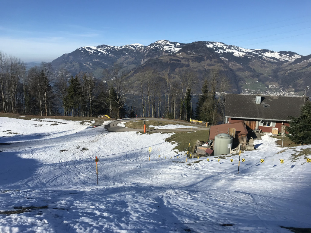 Beim Altberg muss ich das erste Mal abschnallen, um über die Strasse zu kommen