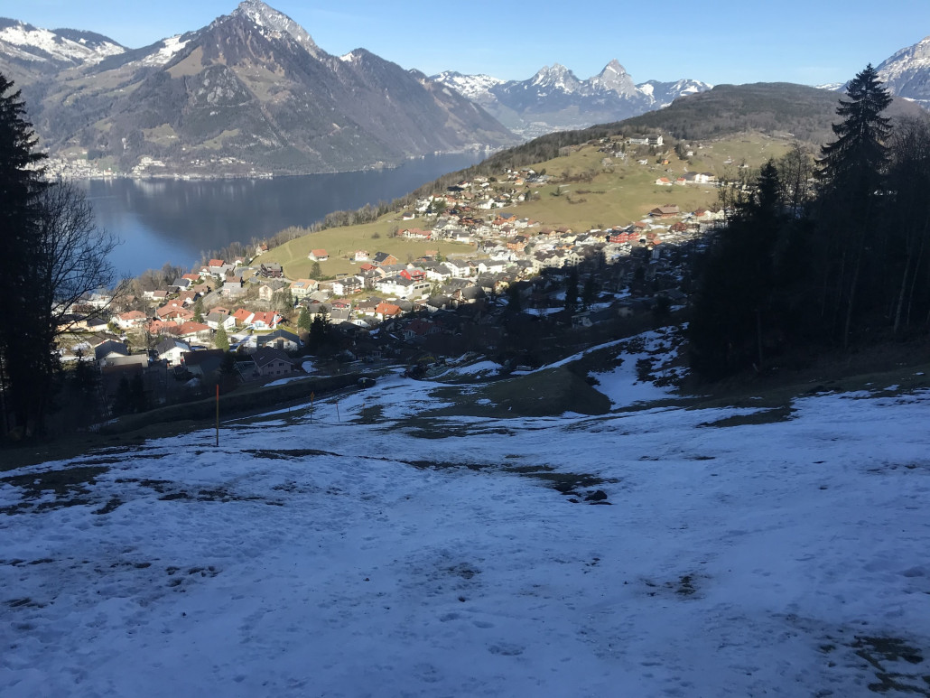 Der Steilhang ist zu Beginn noch gut mit Schnee ausgestattet. Übrigens auch hier alles eisig. Der hält also noch.
