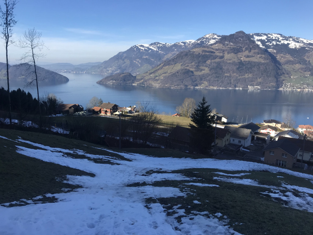 Sogar die Strasse ist schneebedeckt und auch der kleine Hang danach problemlos