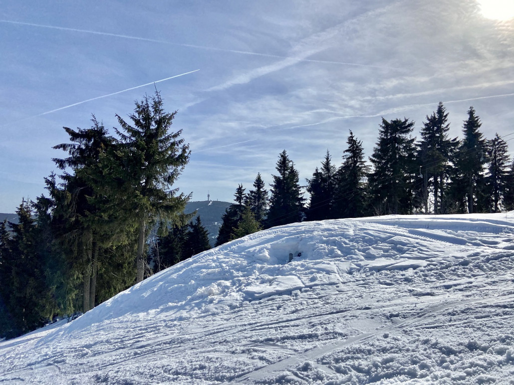 Kurze Verschnaufpause vor dem steilen letzten Stück und ein sehnsuchtsvoller Blick zum Keilberg