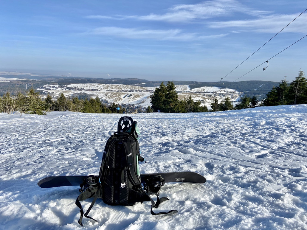 Nach gut 30min war ich oben und nach einer Pause wurden Schneeschuhe und Stöcke wieder im Rucksack verstaut