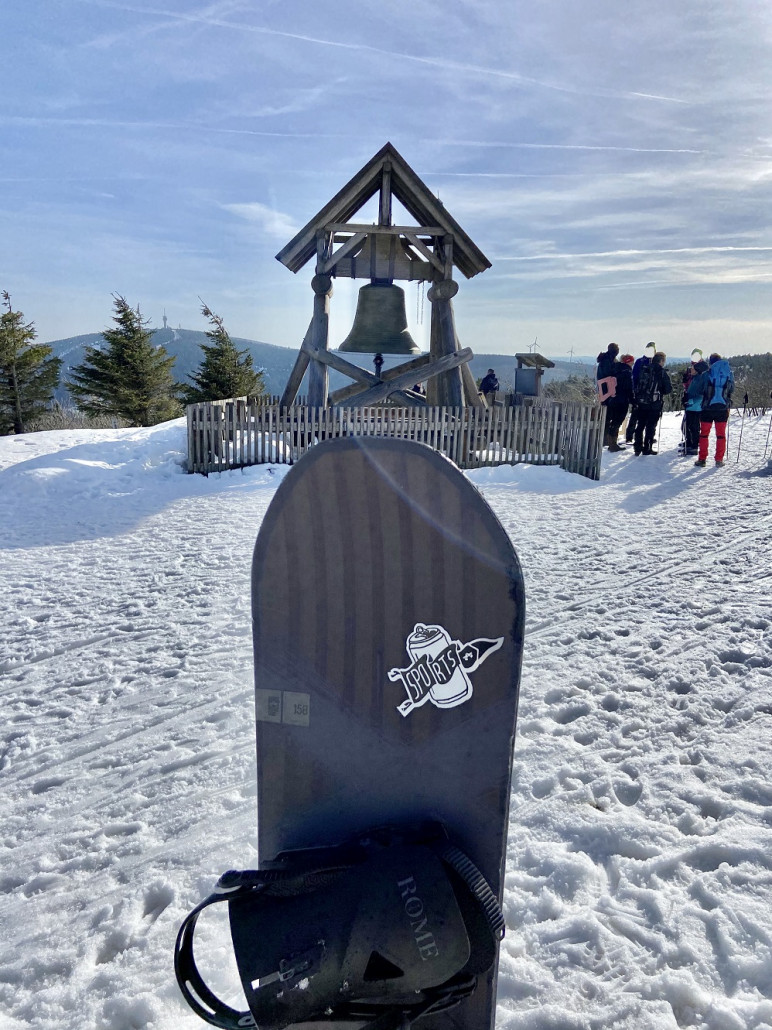 Gipfelbild vor der Friedensglocke und erneut der Blick nach Tschechien