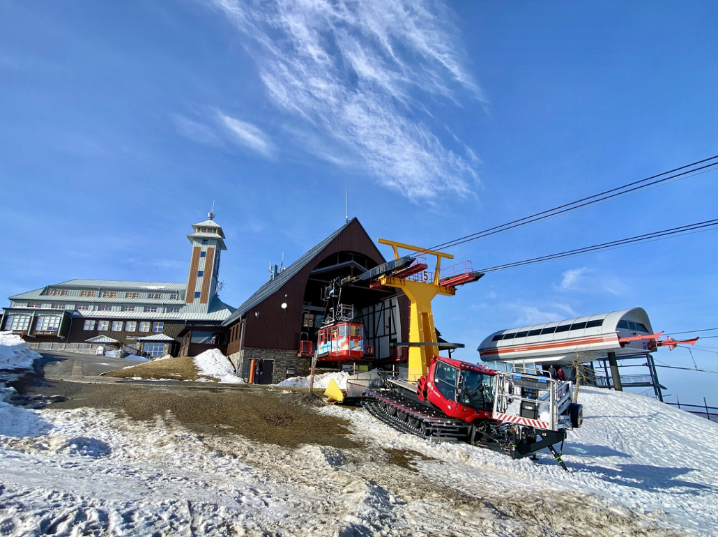 Der Weg mündet knapp unterhalb der Bergstation ein, hier in der Sonne blieb nur ein schmaler Streifen mit Schnee zum Plateau (links außerhalb des Bildes)