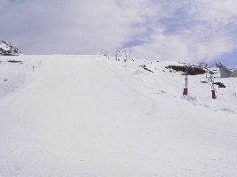 Die vollbeschneite Piste &amp;quot;Tigousa&amp;quot; und der SCHL &amp;quot;Tignousa&amp;quot; am rechten Bildrand.