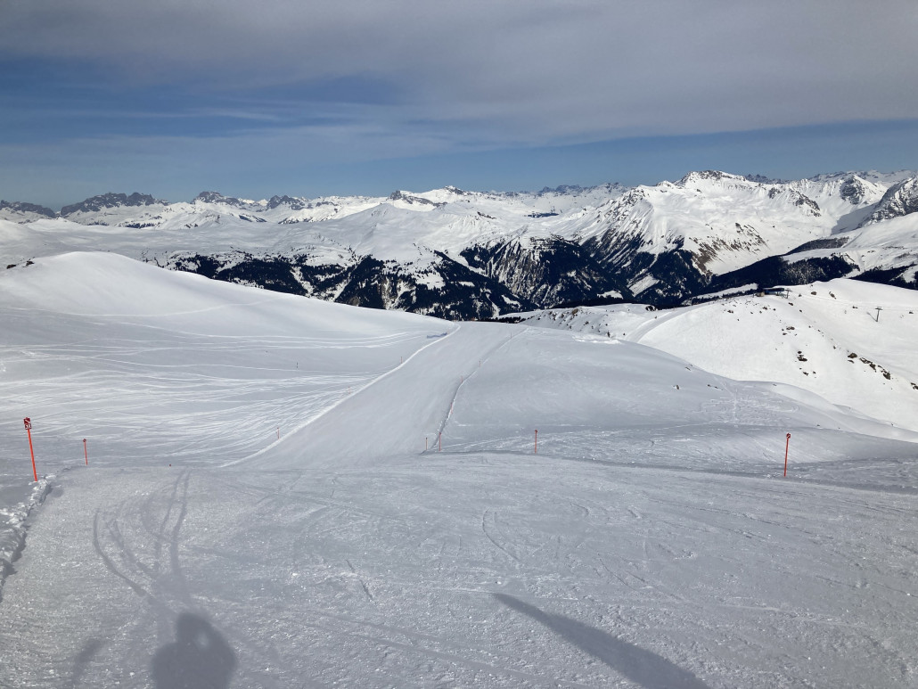 Piste 10 im oberen Bereich. Diese Abfahrt mausert sich zu einer meiner Lieblinge! Stets wenig Leute und guter Schnee. Dazu schöne Ausblicke und eine nette Pistenführung.