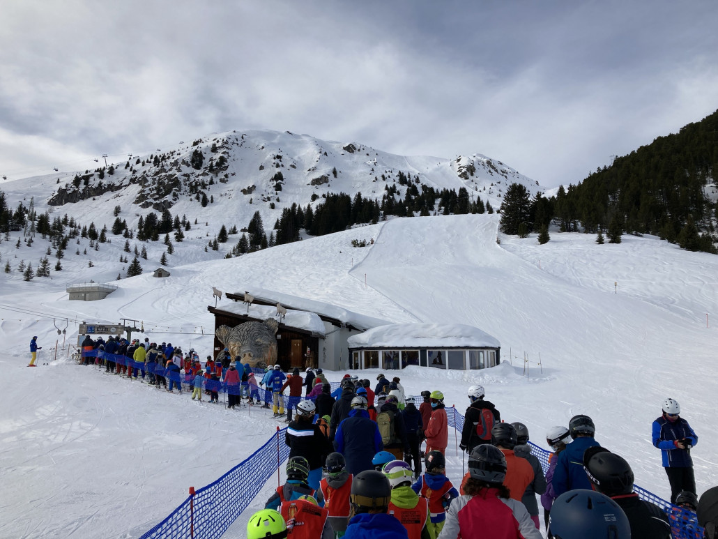 Heute fast nirgends Wartezeiten. Aber am SL Tomeli staute es sich. Der Lift ist generell ein Nadelöhr...