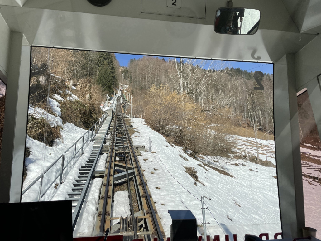 Bergfahrt mit der von Roll-Standseilbahn von Linthal nach Braunwald