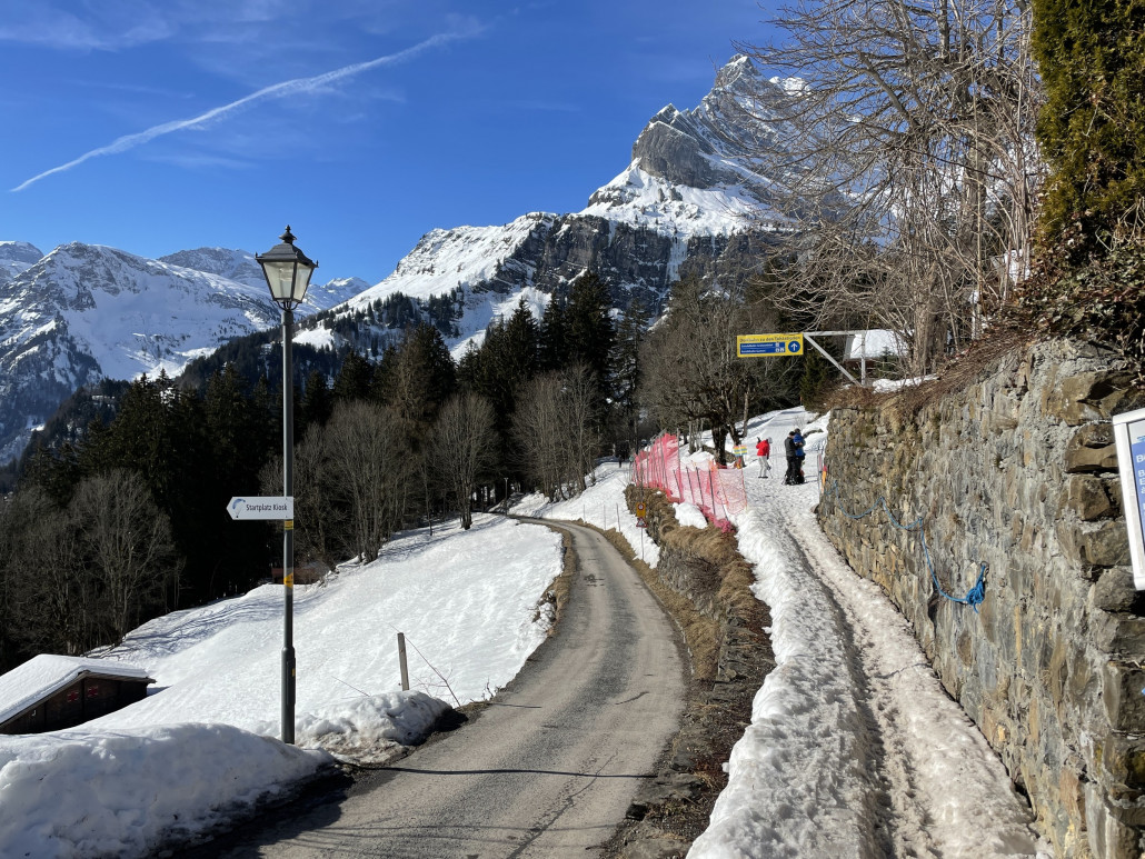 Erfrischend abenteuerlicher Einstieg zu den Pisten bei der Bergstation der Braunwaldbahn.