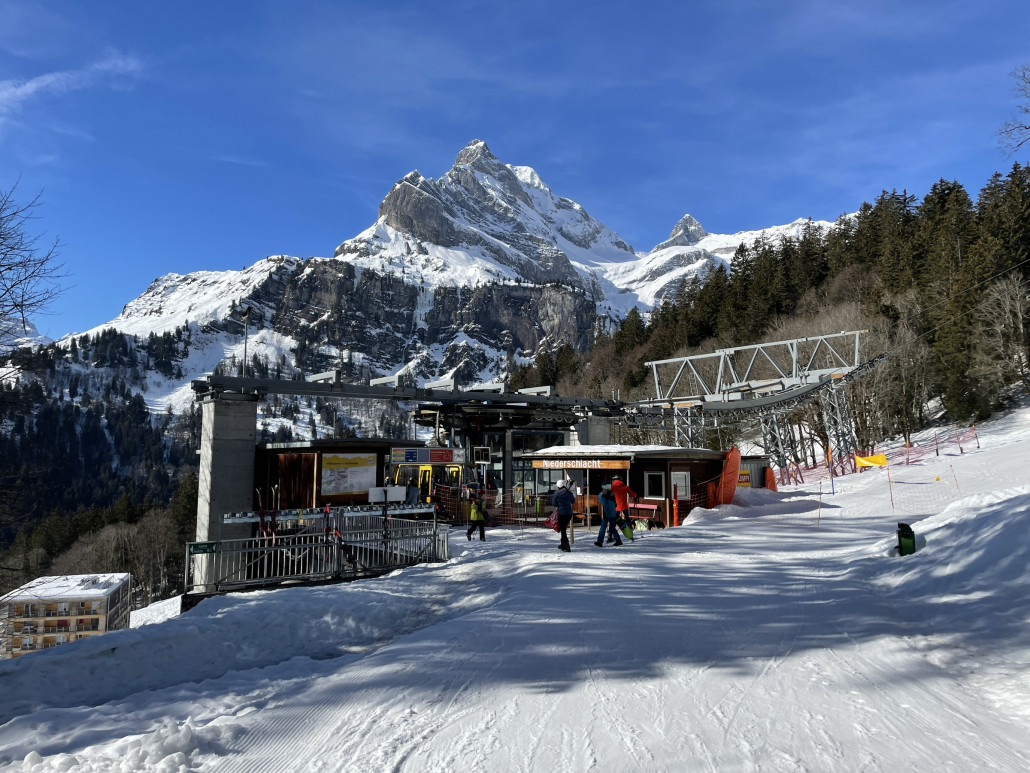 Nach ein paar Schwüngen ist man schon bei der Talstation der kurzen Gruppenumlaufbahn Niederschlacht - Hüttenberg, welche als Zubringer aus dem Dorf dient.
