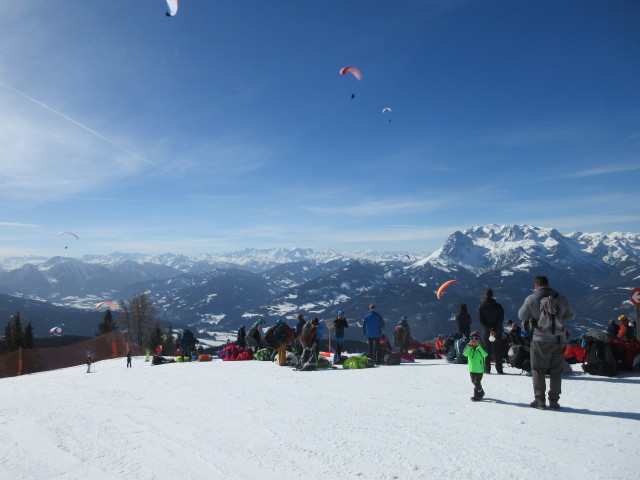 Panorama-Abfahrt, rechts im Hintergrund der Hochkönigstock (2.941 m)
