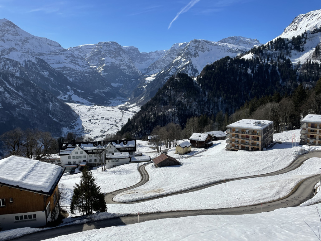 Ausblick von der Talstation Niederschlacht. Unten wie unterdessen in jedem Schweizer Bergdorf ein paar unangepasste hässliche Wohnklötze.