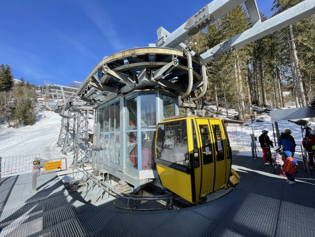 Spartanische Talstation in Niederschlacht. Gebaut vom lokalen Liftbauer Streiff.