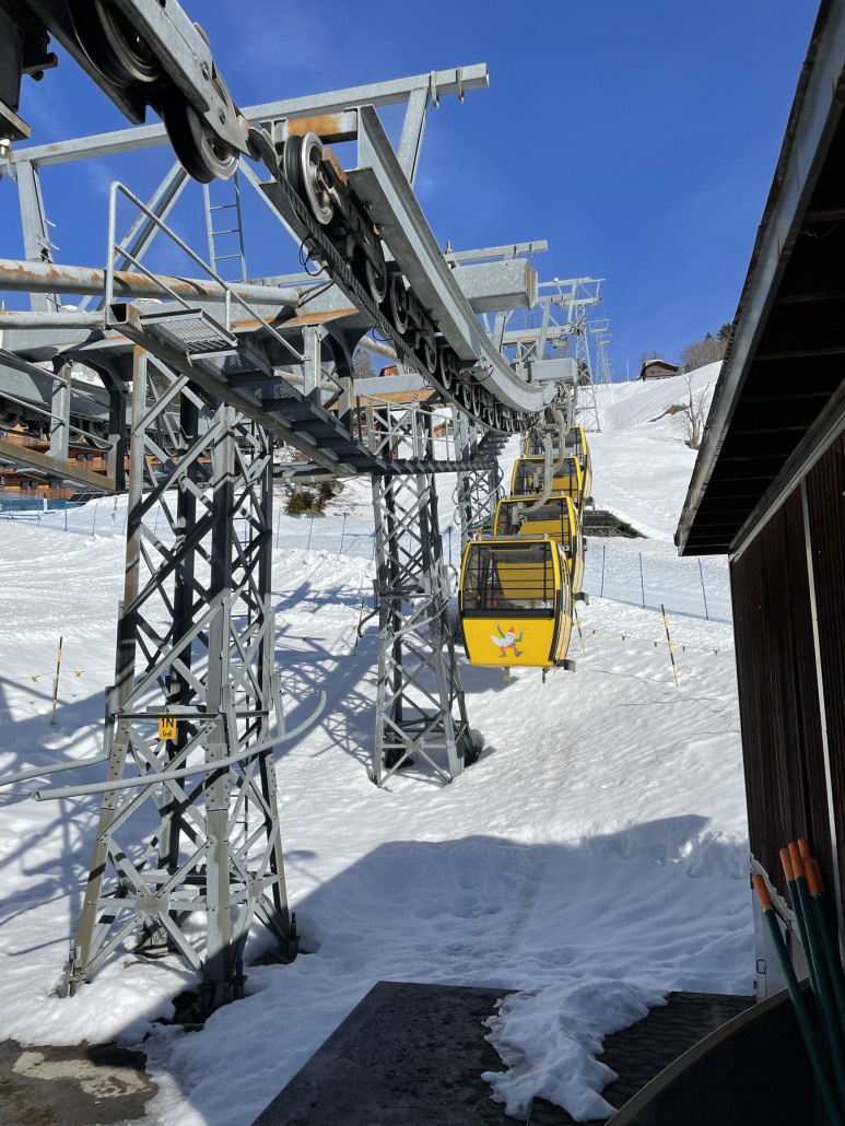 Von Hüttenberg gehts mit einer zweiten, deutlich längeren Sektion Gruppenumlaufbahn zum Grotzenbüel, den Dreh- und Angelpunkt des Skigebietes.