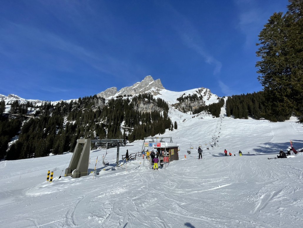 Hier schliesst sich wiederum eine Doppelsesselbahn als dritte Sektion an.